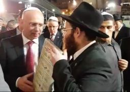 ראש ממשלת מולדובה נפגש עם השליח ב"כותל המערבי"